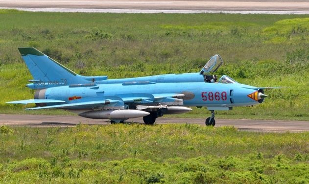 Su-22 cũng là loại chiến đấu cơ hiếm hoi vẫn còn giữ kiểu thiết kế cánh cụp cánh xòe rất táo bạo nhưng lại đầy uy lực này.