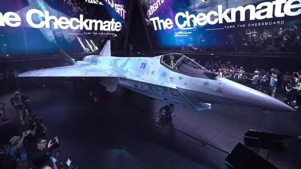Đừng quên rằng tháng trước, Nga đã trình diễn tiêm kích một động cơ Su-75 Checkmate thế hệ thứ năm của mình tại Triển lãm Hàng không và Vũ trụ Quốc tế MAKS 2021, Su-75 tự hào có công nghệ tàng hình tiên tiến mà Su-57 còn thiếu.