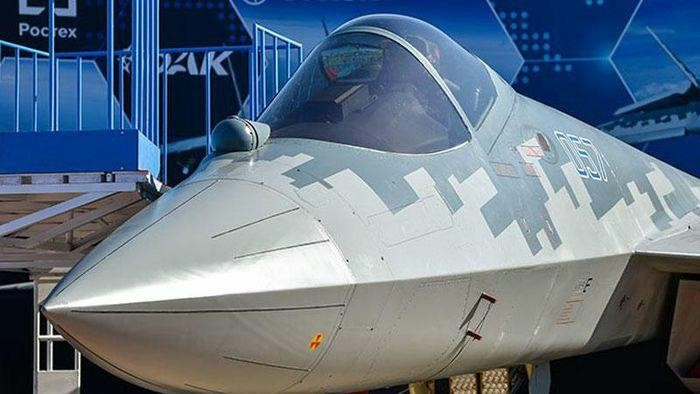 Hiện tại, Su-57 đang dùng tạm động cơ phản lực AL-41F1, đây là sản phẩm dành riêng cho tiêm kích Su-35S. Có thông tin cho rằng các lô sản xuất trong tương lai sẽ được trang bị động cơ Izdeliye 30 tiên tiến hơn.