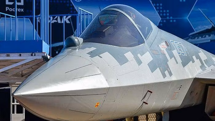 Hiện tại, Su-57 đang dùng tạm động cơ phản lực AL-41F1, đây là sản phẩm dành riêng cho tiêm kích Su-35S. Có thông tin cho rằng các lô sản xuất trong tương lai sẽ được trang bị động cơ Izdeliye 30 tiên tiến hơn.