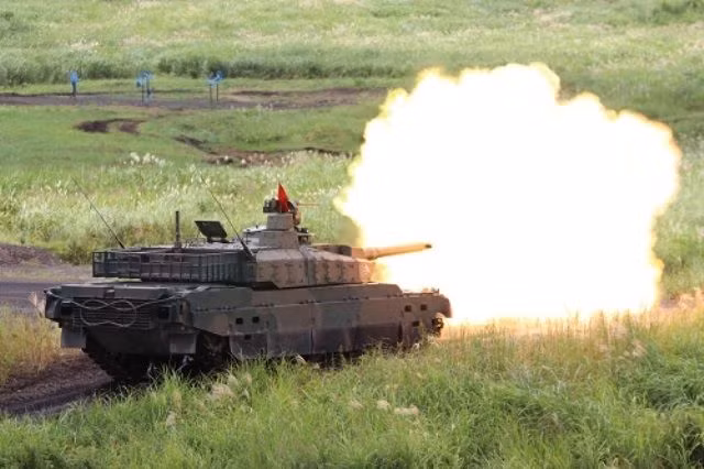 Để dần thay thế cho các xe tăng Type-90 có phần đã cũ, Mitsubishi đang tích cực sản xuất các xe tăng Type 10. Đây cũng là mẫu xe tăng do Nhật tự nghiên cứu và sản xuất nội địa hoàn toàn.