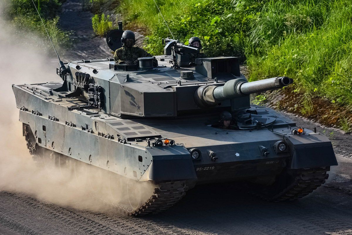 Type 90 do Mitsubishi sản xuất có vẻ ngoài khá tương đồng với xe tăng Leopard 2 của Đức, chiếc xe tăng này cũng sử dụng nòng pháo do Rheinmetall sản xuất với cỡ nòng chuẩn NATO là 120 mm.