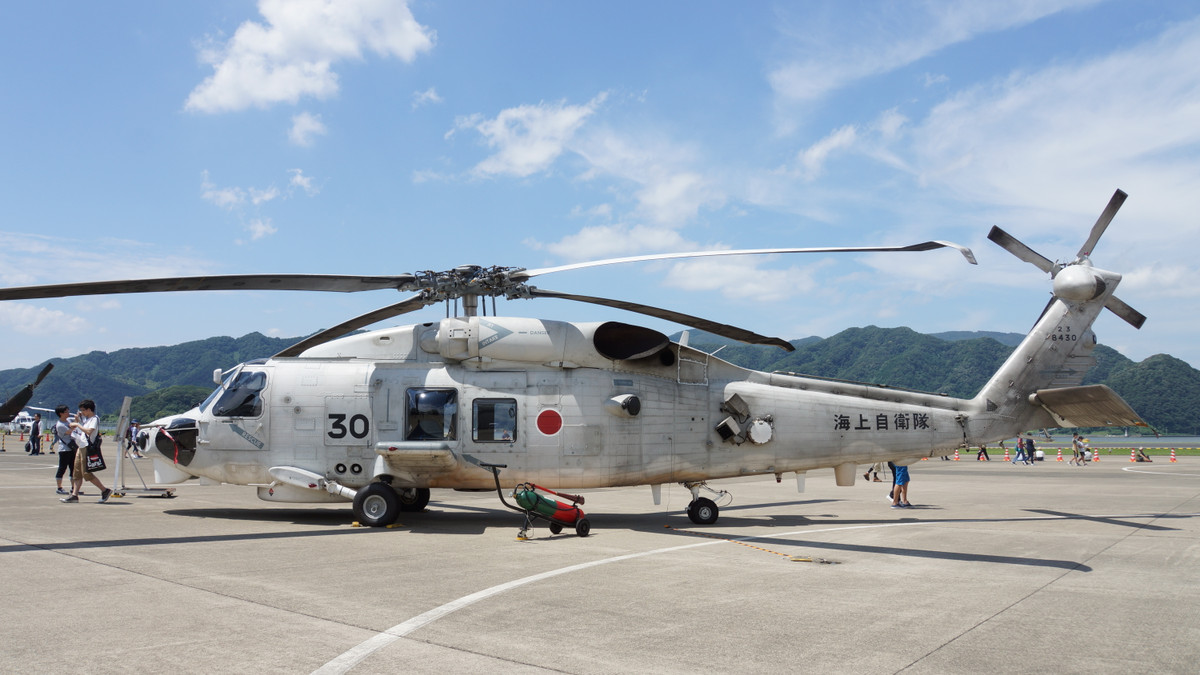 Một loạt các phiên bản khác nhau của Mitsubishi H-60 cũng đã được ra đời, để phục vụ nhiều mục đích khác nhau, trong đó có cả mục đích dân sự, hay làm trực thăng cấp cứu.