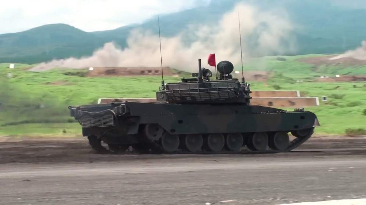 Mitsubishi cũng sản xuất cả xe tăng, nổi bật nhất trong quá khứ là các xe tăng Type 90 do tập đoàn này tự thiết kế và sản xuất.