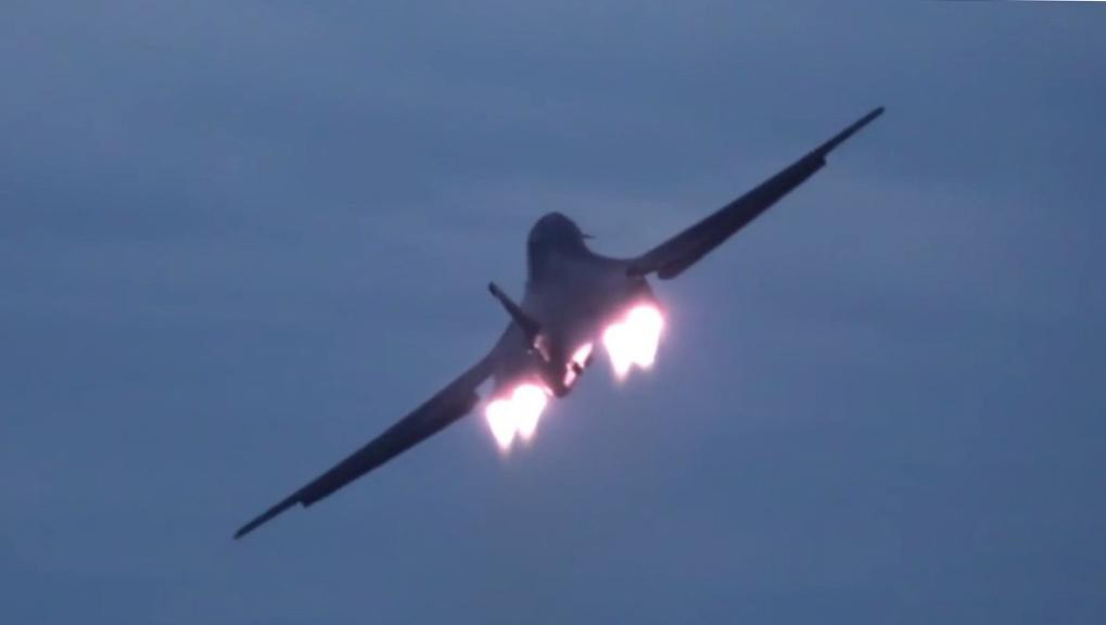 Không quân Mỹ đang có kế hoạch duy trì và hiện đại hóa phi đội máy bay ném bom chiến lược B-1B để giúp chúng tiếp tục phục vụ trong nhiều năm tới. Đây được dự đoán là một trong những vũ khí chủ lực nếu xung đột tiềm tàng với Nga nổ ra tại Bắc Cực.