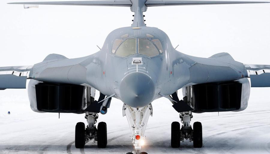 Lực lượng Không quân Mỹ (USAF) ở châu Âu cho biết, B-1B Lancer đã dừng tại căn cứ Bodo để “tiếp nhiên liệu ấm” – công việc được tiến hành khi các thành viên trong phi hành đoàn vẫn ở trên máy bay và động cơ của máy bay đang bật nhờ nguồn điện do thiết bị phát điện hỗ trợ (APU) gắn ở phần đuôi cung cấp.