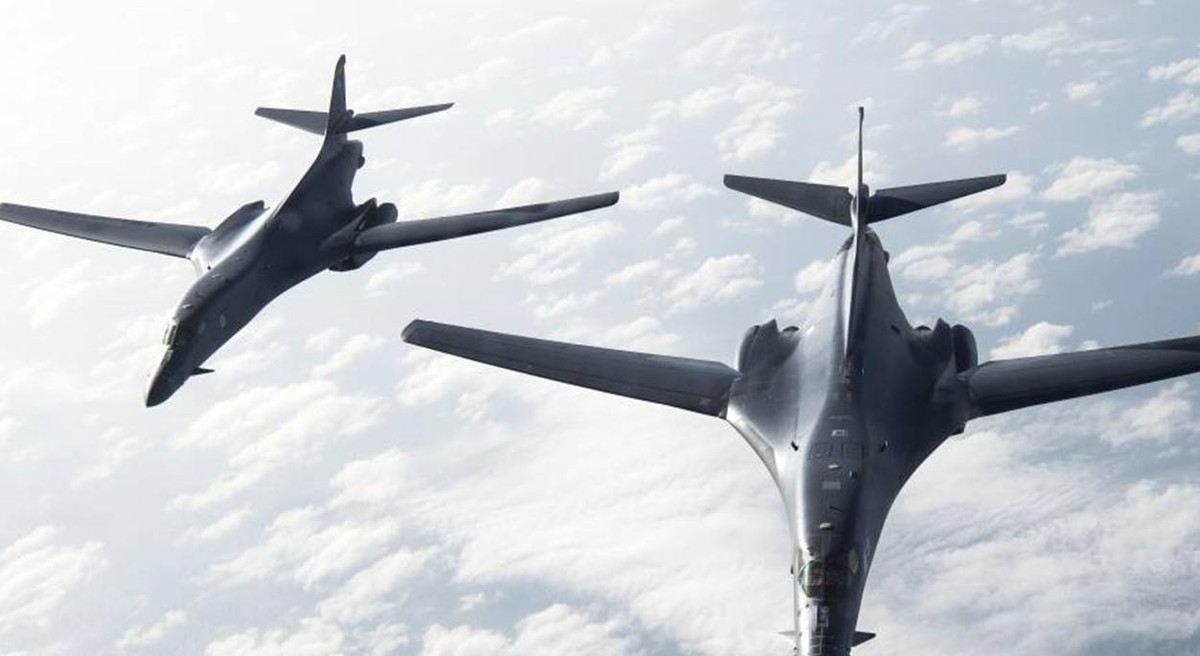 Mỹ cũng đã lệnh cho phi đội máy bay ném bom chiến lược B-1B tạm dừng triển khai để thực hiện nhiệm vụ hỗ trợ trên không trong các cuộc xung đột tại Iraq, Syria và Afghanistan. Tuy vậy chúng vẫn luôn đặt trong tình trạng trực chiến cao, có thể cất cánh ngay khi nhận được lệnh.