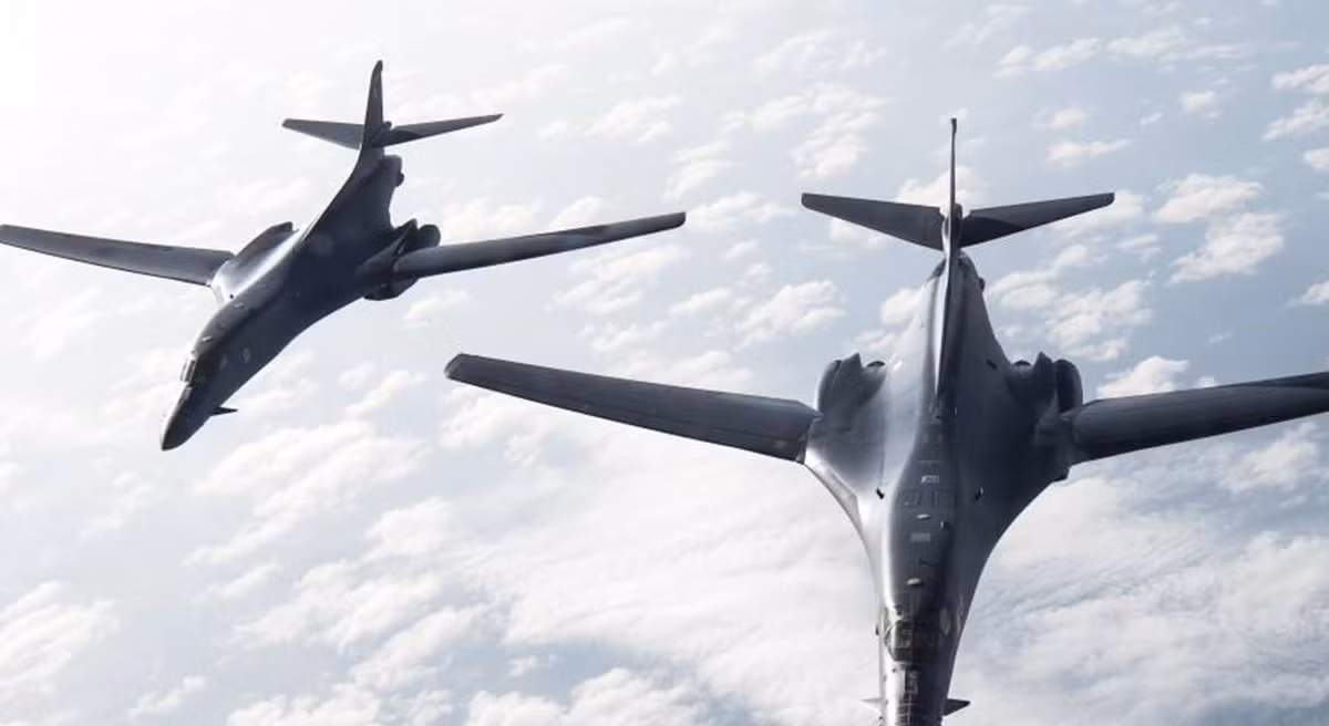 Mỹ cũng đã lệnh cho phi đội máy bay ném bom chiến lược B-1B tạm dừng triển khai để thực hiện nhiệm vụ hỗ trợ trên không trong các cuộc xung đột tại Iraq, Syria và Afghanistan. Tuy vậy chúng vẫn luôn đặt trong tình trạng trực chiến cao, có thể cất cánh ngay khi nhận được lệnh.