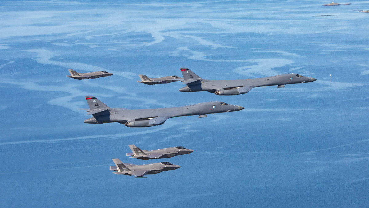 Thời gian gần đây, máy bay ném bom B-1B Lancer của Mỹ đã bay cùng với các máy bay chiến đấu JAS-39 Gripen của Không quân Thụy Điển.