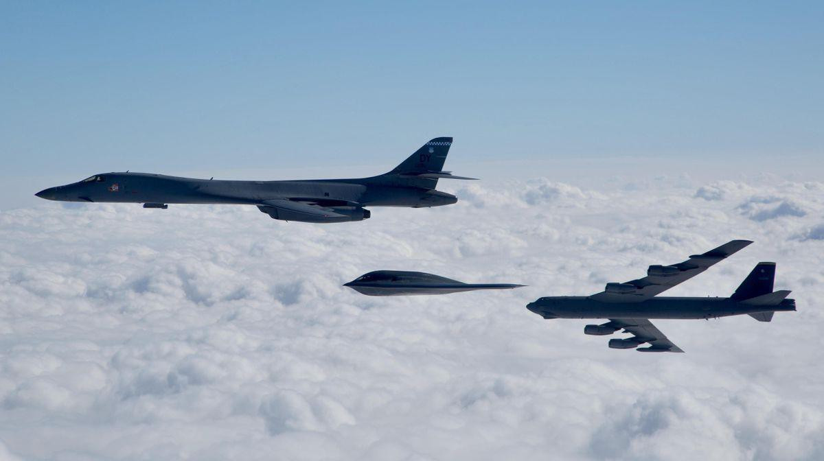 Tùy từng điều kiện hoạt động, cánh của B-1B Lancer có khả năng duỗi thẳng hoặc xếp chéo, giúp máy bay trở nên linh hoạt hơn trong tác chiến. Ngoài ra loại máy bay này mang trong mình khả năng tàng hình nhẹ khi sử dụng công nghệ sơn hấp thụ sóng radar.