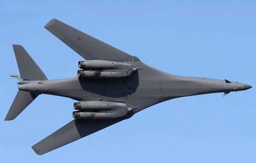 Lần đầu thực chiến của B-1B Lancer là trong chiến dịchCáo sa mạc, tiếp đến B-1B Lancer sau đó đã dội bom vào đối phương trong chiến tranh Afghanistan, Iraq và mới đây nhất là Syria.