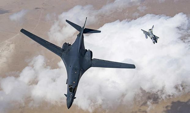 B-1B Lancer hiện là chiếc máy bay có tải trọng bom đạn lớn nhất thế giới, chúng có thể mang 84 bom Mk-82, 24 bom thông minh GBU-31 JDAM, 48 bom thông minh GBU-38 JDAM, 12 bom lượn AGM-154 JSOW (còn gọi là vũ khí tấn công ngoài tầm phòng không điểm), hoặc 24 tên lửa AGM-158 JASSM tầm bắn 370km. Tổng tải trọng vũ khí của B-1B lên đến 57 tấn.