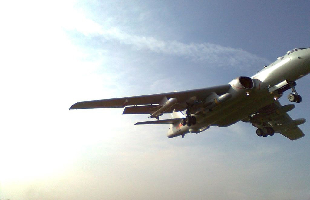 Dù có khả năng mang vác vũ khí khá ổn so với các loại tiêm kích hiện đại, tuy nhiên H-6 lại không có khả năng tàng hình, không có khả năng cơ động cao, tốc độ cũng tầm thường, khó có thể đáp ứng được nhu cầu oanh kích ở thời điểm này.