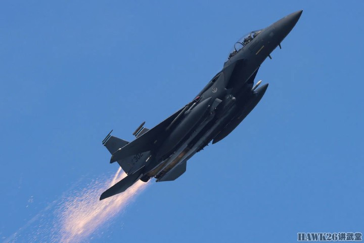 Tuy nhiên một vài nguồn tin chưa được kiểm chứng lại cho biết, phần lá cánh của động cơ đuôi chiếc F-15E đã gặp vấn đề, tạo ra tia lửa trong quá trình hoạt động.