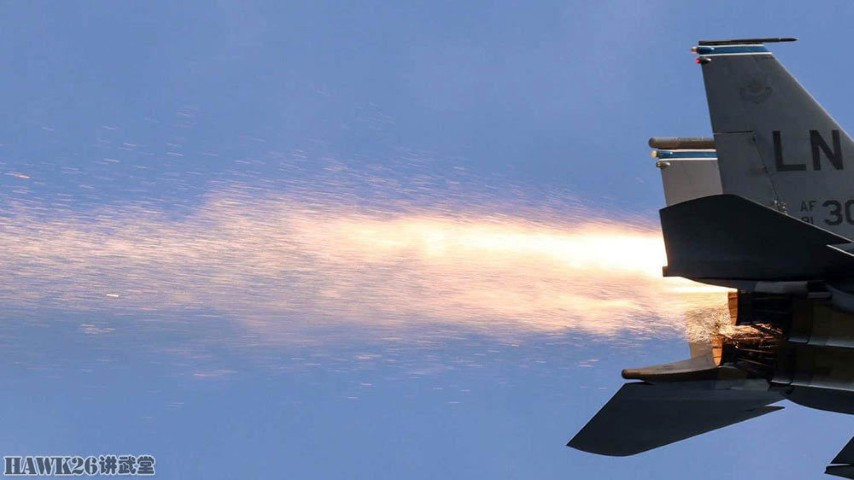 Dựa trên hình ảnh động cơ của chiếc tiêm kích F-15E đang phụt lửa vàng rất bất thường, nhiều người tờ báo đã kết luận rằng chiếc chiến đấu cơ này gặp sự cố trong quá trình bay huấn luyện.