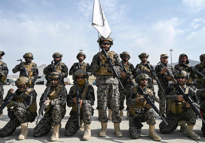 Các tân binh Taliban tốt nghiệp không chỉ vượt qua khóa huấn luyện quân sự mà còn được cả đào tạo về tư tưởng.