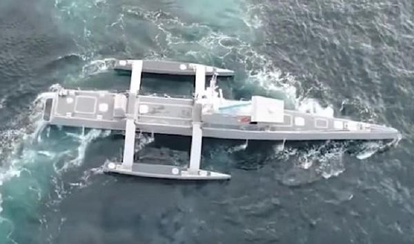 Cùng với thiết bị sonar, bản thân Sea Hunter được đánh giá cao khi có khả năng tàng hình rất tốt, giúp tàu hoạt động hiệu quả ở những vùng biển nông, các vùng vịnh hay những vùng có nhiều rặng san hô, thường là nơi trú ẩn lý tưởng cho các tàu ngầm điện-diesel.