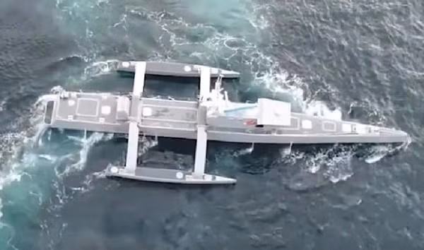 Cùng với thiết bị sonar, bản thân Sea Hunter được đánh giá cao khi có khả năng tàng hình rất tốt, giúp tàu hoạt động hiệu quả ở những vùng biển nông, các vùng vịnh hay những vùng có nhiều rặng san hô, thường là nơi trú ẩn lý tưởng cho các tàu ngầm điện-diesel.