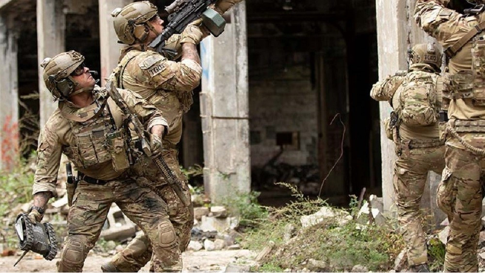 Lực lượng cứu hộ tại Florida đã huy động robot Flir FirstLook tới hiện trường vụ sập nhà để tham gia tìm kiếm nạn nhân mất tích.