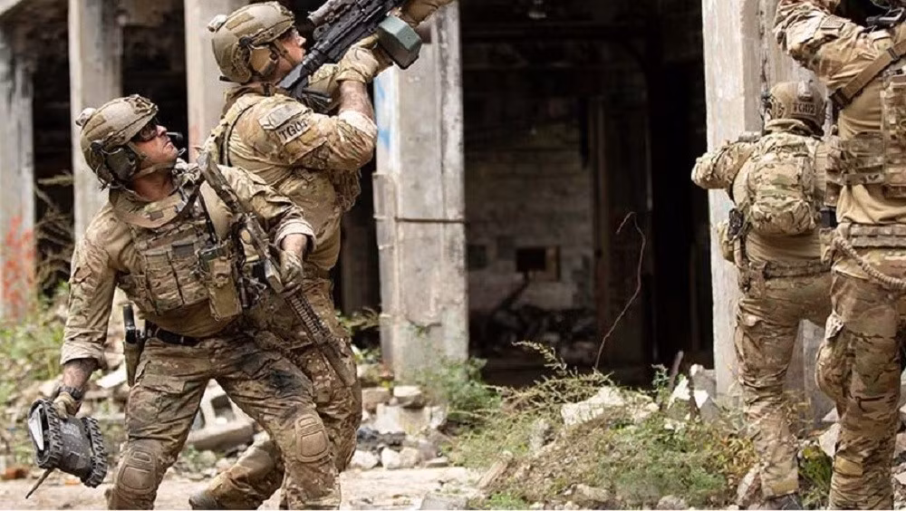 Lực lượng cứu hộ tại Florida đã huy động robot Flir FirstLook tới hiện trường vụ sập nhà để tham gia tìm kiếm nạn nhân mất tích.