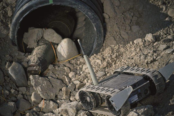 Trong lĩnh vực dân sự, Flir FirstLook có thể được sử dụng vào nhiệm vụ cứu hộ cứu nạn, tìm kiếm nạn nhân mất tích trong khu vực chật hẹp, hoặc hoạt động ở những vùng môi trường độc hại, không phù hợp với con người.