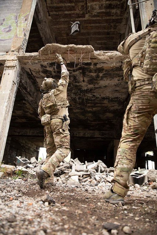 Do những đặc tính bền bỉ của mình, robot xe tăng Flir FirstLook đã được ứng dụng hạn chế trong lĩnh vực quân sự, được sử dụng bởi một vài lực lượng đặc nhiệm của Mỹ.