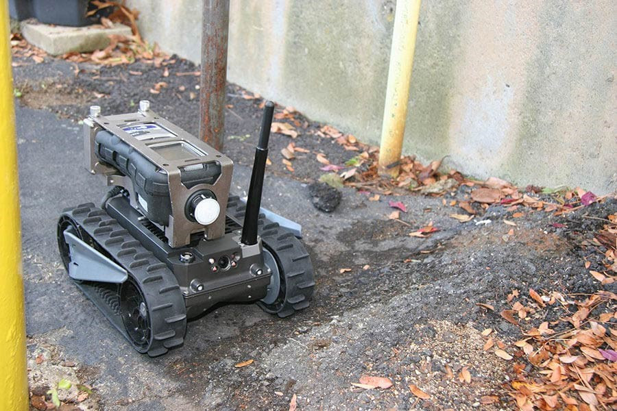 Tuy nhiên Flir FirstLook cũng có khả năng mang vác rất tốt, cho phép nó trở thành một thứ vũ khí sát thương lợi hại trên chiến trường.