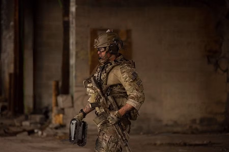 Đây là loại robot cực kỳ lợi hại, có kích thước rất nhỏ gọn nhưng bền bỉ. Flir FirstLook sử dụng cấu tạo vỏ bằng hợp kim titan và thép, cho phép chịu lực tốt, nhưng vẫn có trọng lượng nhẹ.