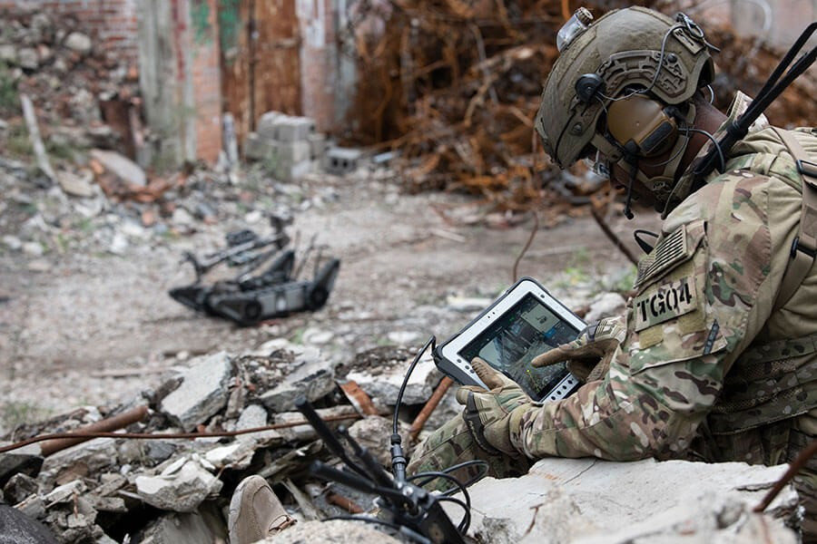 Nhiệm vụ đơn giản nhất mà Flir FirstLook có thể làm được đó là trinh sát. Loại robot này có thể luồn vào nhiều ngõ ngách nhỏ, tìm kiếm binh lính bị thương, hoặc trinh sát vị trí địch.