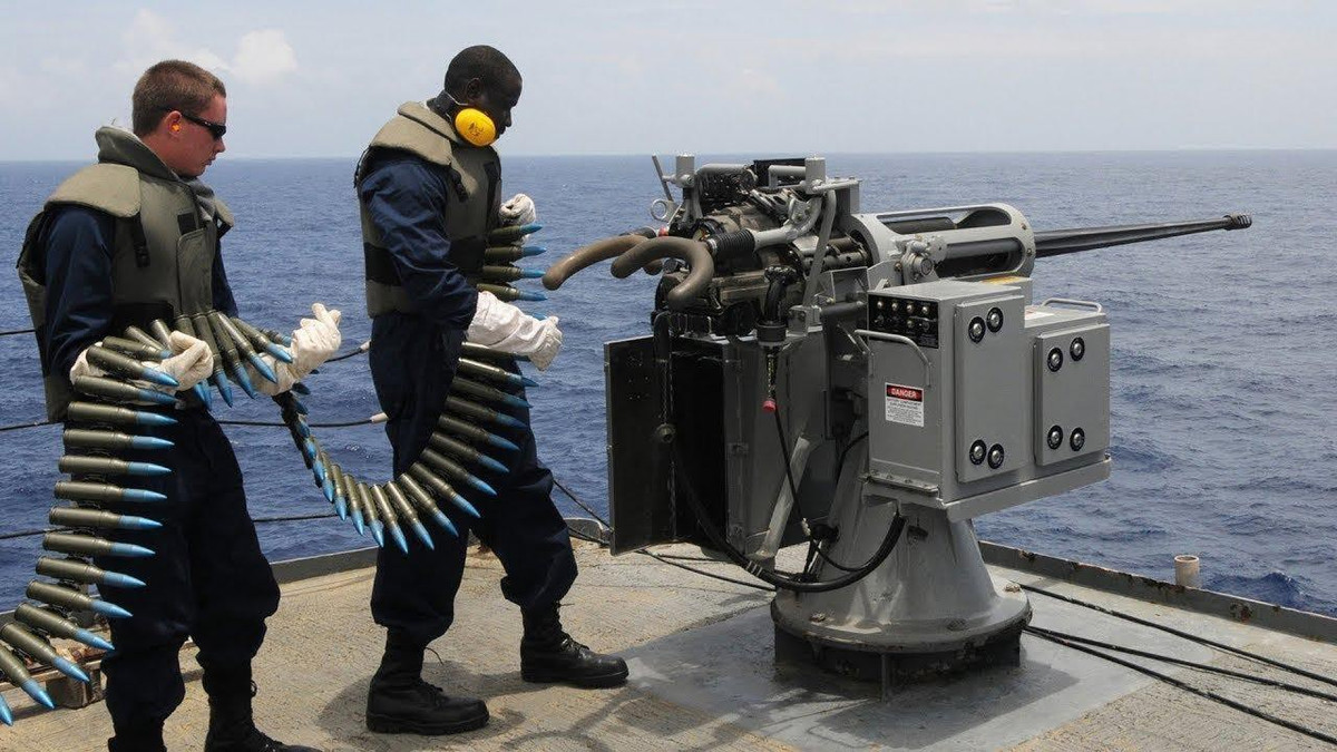 Hệ thống pháo Mk 38 Mod 3 cũng cung cấp tầm bắn 2,5 km và tốc độ bắn có thể lựa chọn từ đơn đến 180 viên / phút.