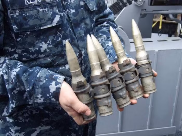 Ngoài trang bị trên các tàu khu trục, tàu tuần dương hệ thống pháo Mk38 còn có thể trang bị trên các tàu đổ bộ, và ngay cả hàng không mẫu hạm cũng trang bị loại pháo này.