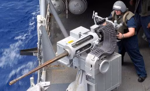 Ngoài đạn xuyên giáp, đạn dẫn đường, pháo hạm Mk38 còn có thể bắn đạn nổ phân mảnh để tiêu diệt đối phương.