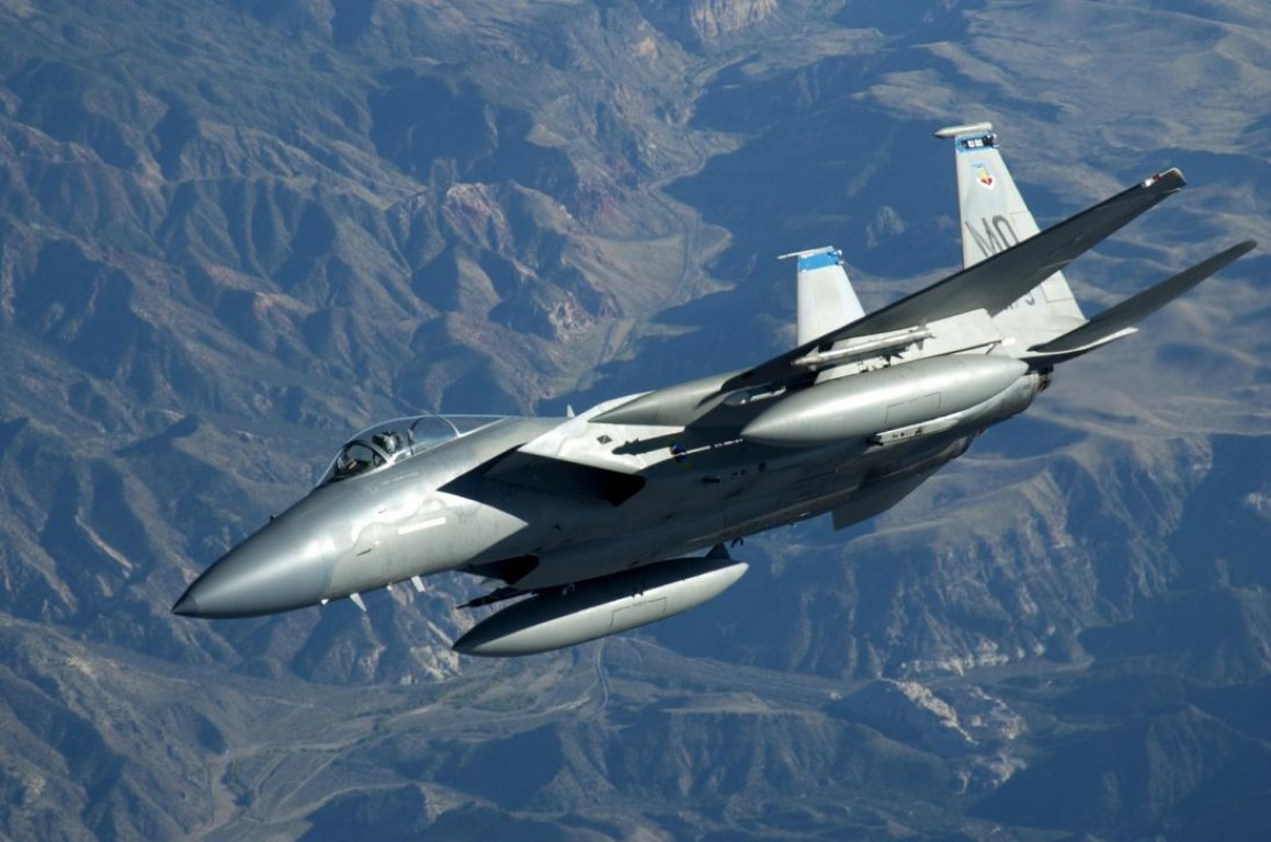 Phiên bản hiện đại nhất của tiêm kích F-15 hiện nay là chiến đấu cơ F-15EX, cũng có giá không hề rẻ, lên tới 87 triệu USD cho mỗi chiếc. Tuy nhiên đó cũng chỉ là chi phí bay, để có thể tham chiến được, mỗi chiếc F-15EX sẽ tốn thêm khoảng 15 cho tới 20 triệu USD tiền vũ khí.