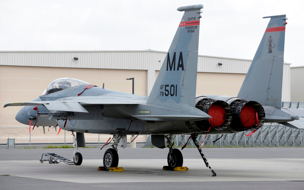 Đầu tiên là về kỷ lục tốc độ, hiện tại tiêm kích chiến đấu F-15 đang là loại phi cơ có tốc độ cao nhất của Không quân Mỹ, tốc độ tối đa của nó có thể lên tới Mach 2.4, tương đương với khoảng 3000 km/h.