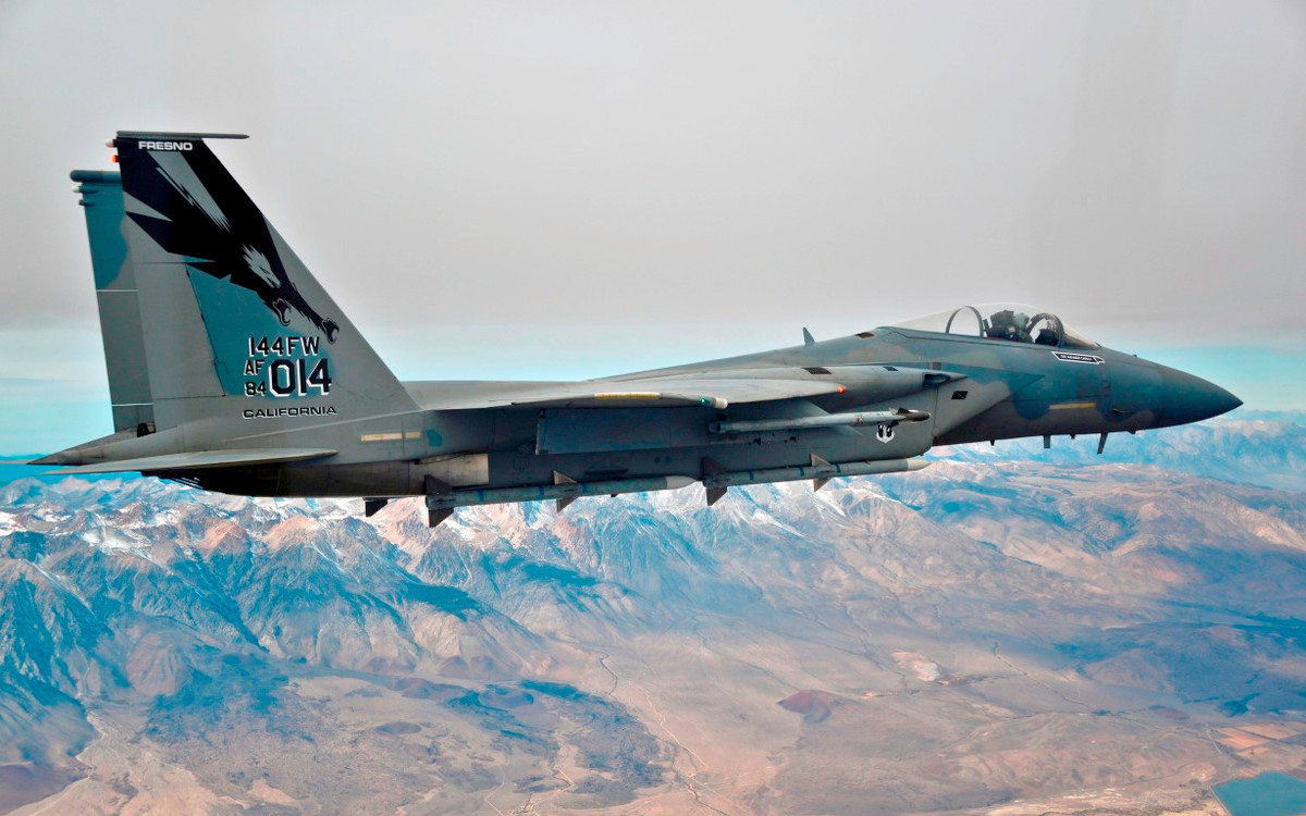 So với nhiều loại chiến đấu cơ của Nga hiện nay, tầm bay của F-15 vẫn vượt trội hoàn toàn. Điều này khiến máy bay chiến đấu F-15 có thể phản ứng với nhiều kiểu tác chiến, kiểm soát được không phận rộng lớn của Mỹ cũng như trên biển.