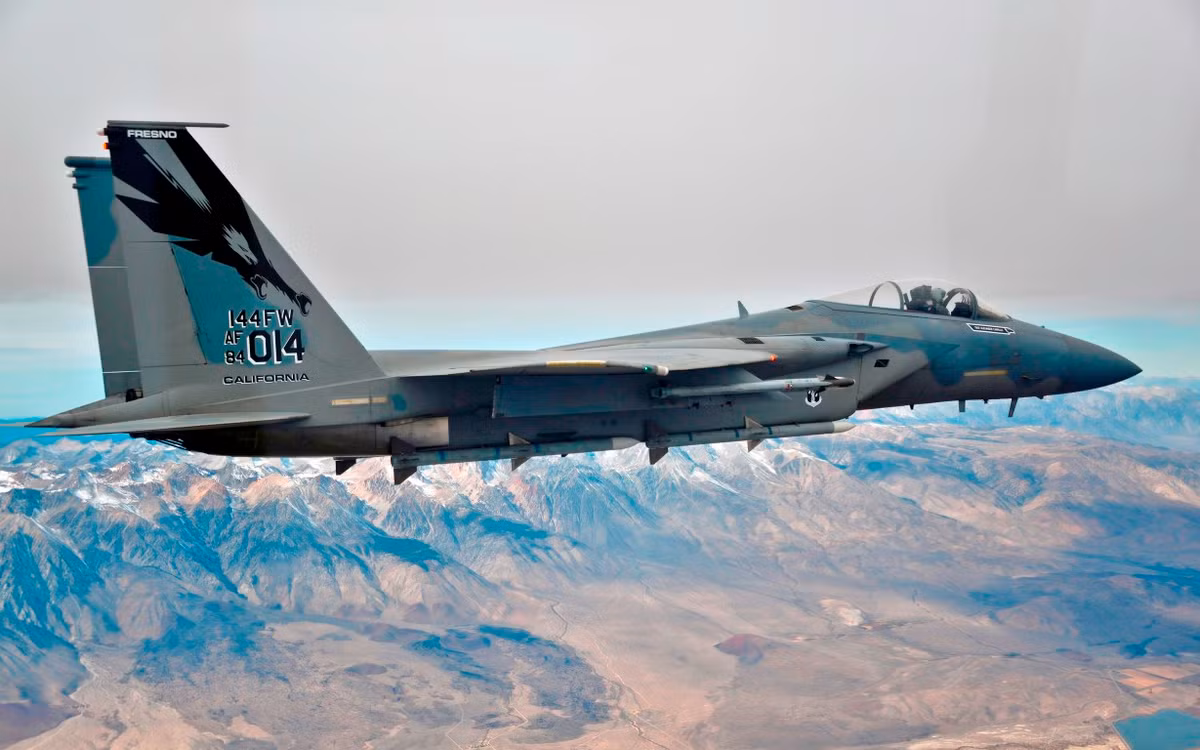 So với nhiều loại chiến đấu cơ của Nga hiện nay, tầm bay của F-15 vẫn vượt trội hoàn toàn. Điều này khiến máy bay chiến đấu F-15 có thể phản ứng với nhiều kiểu tác chiến, kiểm soát được không phận rộng lớn của Mỹ cũng như trên biển.