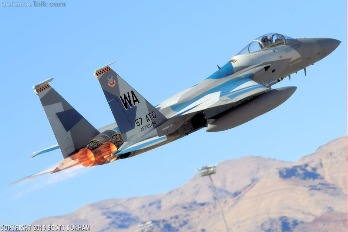 Hiện nay có rất nhiều tiêm kích F-15 ra đời lô đầu tiên, đã hết niên hạn bay và được cho nghỉ hưu. Thậm chí người dân Mỹ còn hoàn toàn có thể mua các tiêm kích nghỉ hưu này về sử dụng cá nhân.