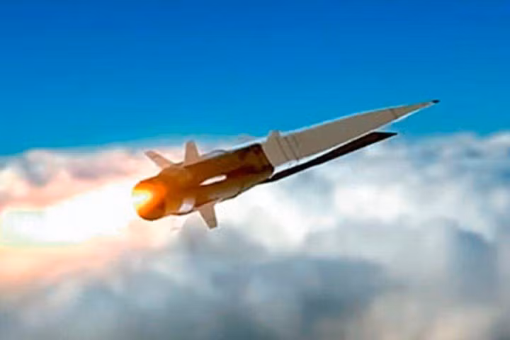 "Một đặc điểm thú vị về vũ khí mới của Liên bang Nga là kích thước nhỏ, vì điều này mà nó không thể mang đầu đạn lớn". Theo ông Peter Suciu, Zircon không cần yếu tố trên bởi tên lửa có thể gây ra tổn hại rất lớn cho đối thủ của mình, ngay cả khi không có thuốc nổ.