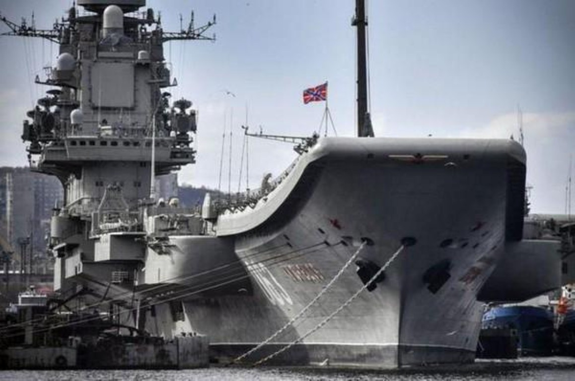 Cần nhắc lại, Đô đốc Kuznetsov đang được đại tu và hiện đại hóa sau tại nhà máy đóng tàu Zvezdochka ở Murmansk sau vụ chìm ụ nổi siêu trường siêu trọng PD-50, khiến cần cẩu đổ vào sàn tàu gây thiệt hại khá nặng.