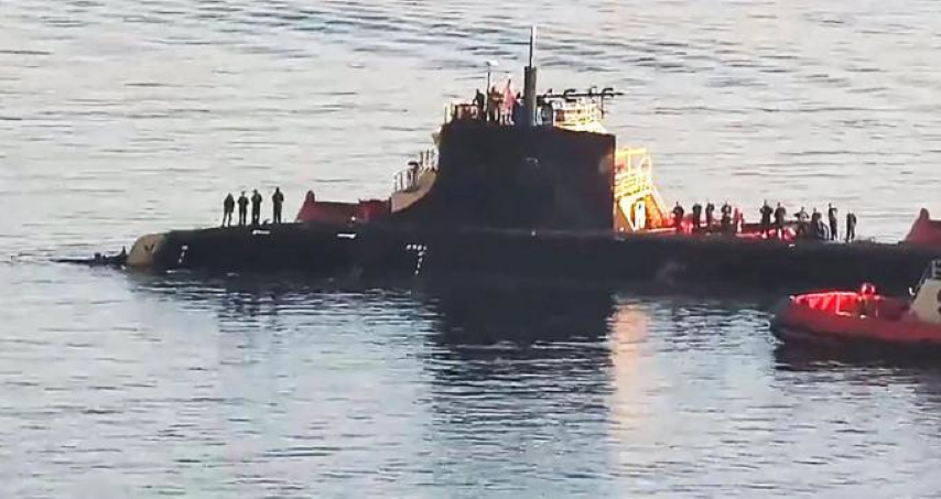 Hình ảnh đăng trên trang livestream San Diego Webcam cho thấy, tàu tàu ngầm "sói biển" Mỹ trị giá 8 tỷ USD mang tên USS Connecticut của Mỹ tiến vào cảng San Diego hôm 12/12 với phần mũi vỡ nát và hệ thống định vị thủy âm (sonar) trơ trọi do không được lắp mũi thép che tạm sau sự cố.