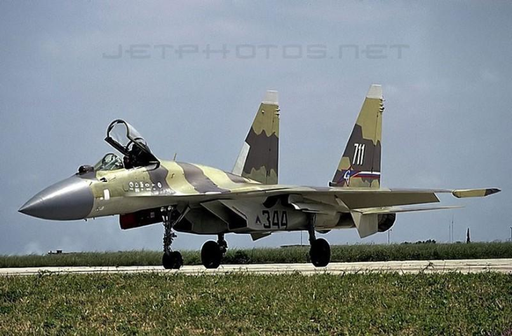 Vào tháng 9/1996, máy bay chiến đấu thử nghiệm tiên tiến Su-37 của Nga lần đầu tiên được giới thiệu với nước ngoài tại Triển lãm Farnborough, nó đã thực hiện màn trình diễn trên không và gây ấn tượng mạnh cho khán giả với những pha nhào lộn phức tạp nhất.
