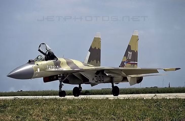 Vào tháng 9/1996, máy bay chiến đấu thử nghiệm tiên tiến Su-37 của Nga lần đầu tiên được giới thiệu với nước ngoài tại Triển lãm Farnborough, nó đã thực hiện màn trình diễn trên không và gây ấn tượng mạnh cho khán giả với những pha nhào lộn phức tạp nhất.