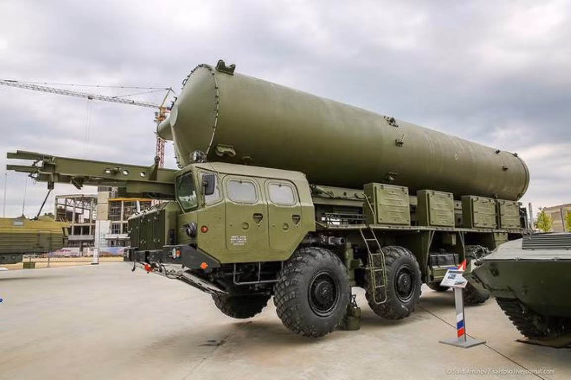 Tuy nhiên A-235 Nudol có thực sự thần diệu như những gì phía Nga vẫn tự hào và khiến Mỹ phải lo sợ? Yếu tố đầu tiên xét đến đó là mặc dù kích thước thuộc hàng "siêu khủng" nhưng tầm bắn của tên lửa 51T6 vẫn thua xa SM-3 Block IIB.