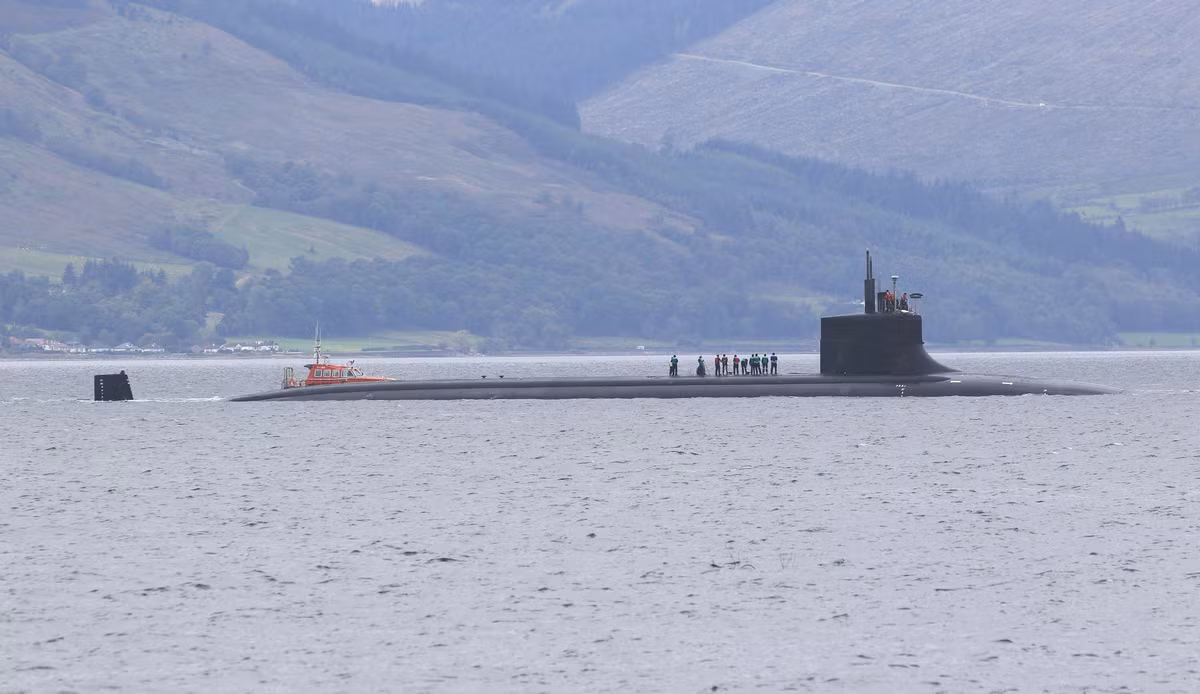 Thép HY-100 cũng cứng hơn 20% so với thép HY-80 được sử dụng ở lớp Los Angeles. Kết quả là, Sói biển có khả năng lặn sâu tới 600 m và độ sâu “tới hạn” là 900 m.