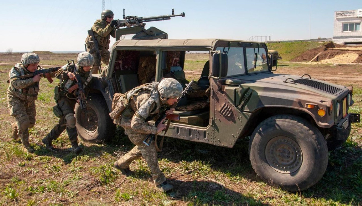 Một lần nữa câu hỏi về việc để mất những chiếc xe bọc thép Humvee đã được đưa ra, lần này là gần Debaltseve.