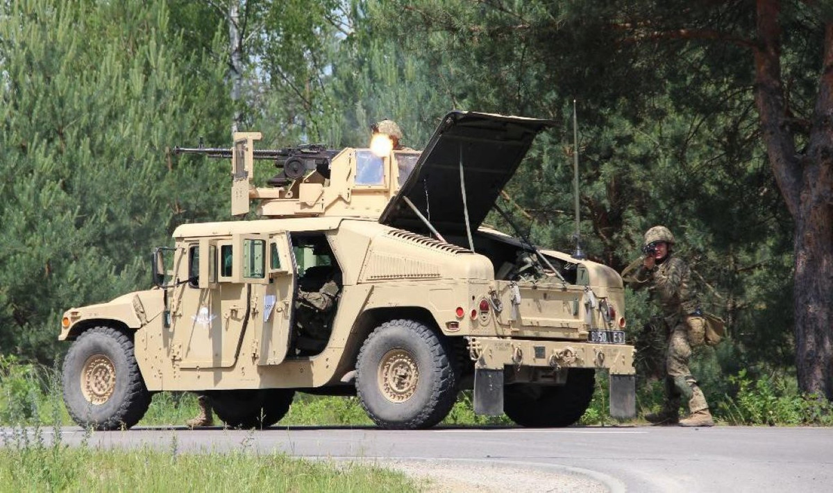 Humvee là loại xe bọc thép hạng nhẹ đa dụng được sản xuất và sử dụng bởi quân đội Mỹ từ đầu thập niên 1980.