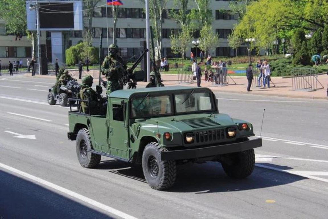 Thậm chí còn dùng xe bọc thép Humvee trong lực lượng diễu binh như một lời khẳng định về sức mạnh trang bị.