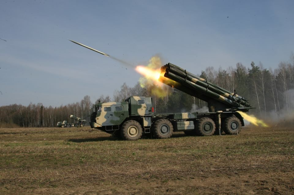 Tại Syria, không rõ quân đội nước này đang sở hữu bao nhiêu tổ hợp pháo phản lực phóng loạt Smerch trong tay, tuy nhiên từ năm 2014, quân đội Syria được cho là đã nhận những tổ hợp Smerch đầu tiên do phía Nga viện trợ. Nguồn ảnh: Pinterest.