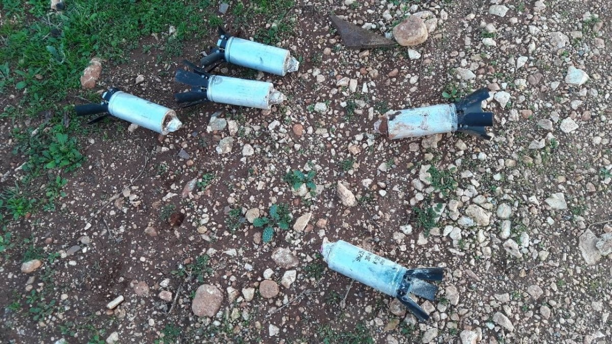 Những hình ảnh ghi lại tại hiện trường vụ tấn công, cho thấy các đuôi đạn 9N235 được dùng với tổ hợp pháo phản lực phóng loạt Smerch vẫn còn nguyên vẹn, chưa bị phá hủy hoàn toàn.