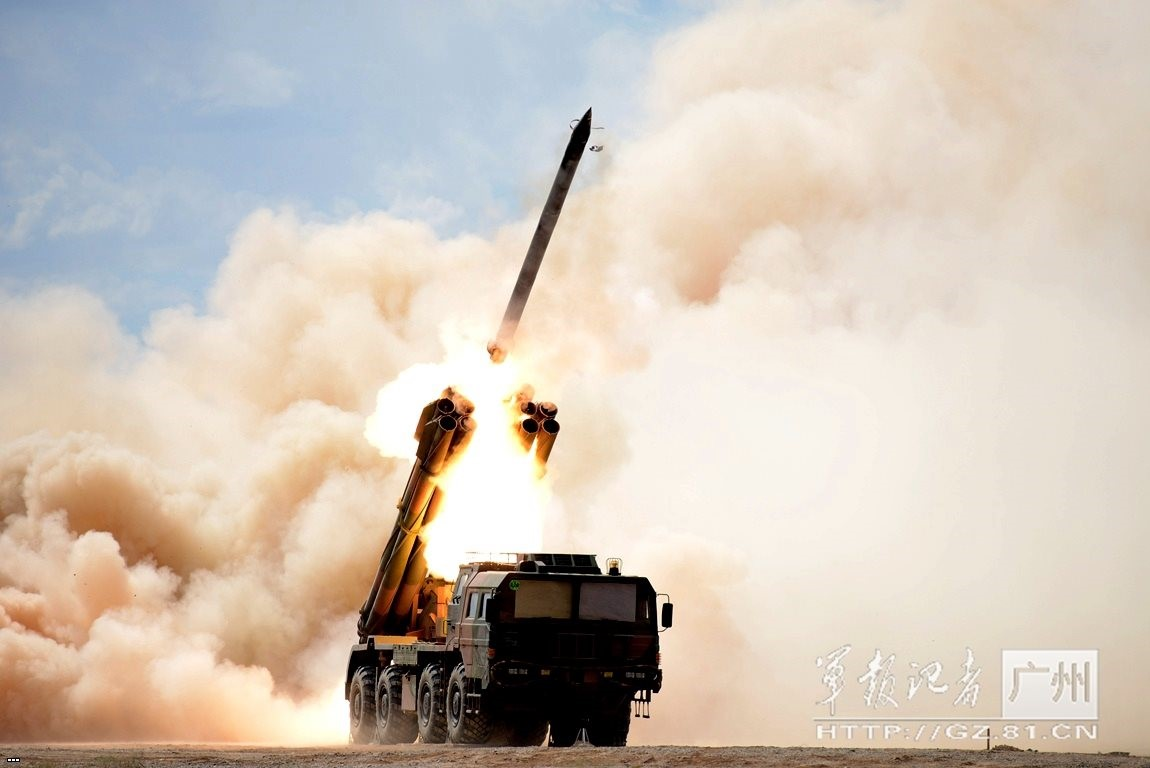 Do có kích thước đầu đạn quá lớn, mỗi tổ hợp pháo phản lực Smerch chỉ mang theo được 12 ống phóng. Bù lại, kích thước lớn cho phép tầm bắn của tổ hợp này vượt trội hoàn toàn mọi loại pháo phản lực thông khác.